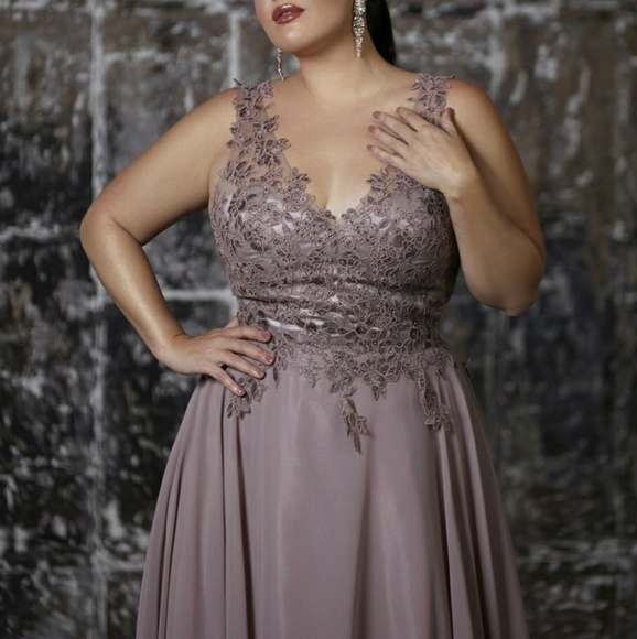 COPY - PURPLE, PINK, ETC..V NECK LACE BODICE EVENING PROM GOWN - Picture 5 of 8